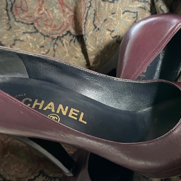 REDUCED Authentic ✨  CHANEL  pumps in aubergine w cap toe logo.  Size 38.5 - Picture 9 of 15